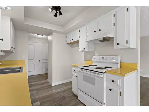 Kitchen - 509 E Pinehurst Dr, Newberg, OR 97132 photo 1 of 3