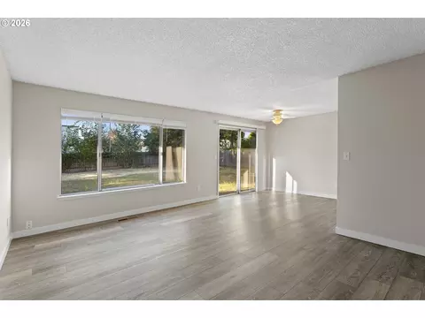 Living - 509 E Pinehurst Dr, Newberg, OR 97132 photo 5 of 7