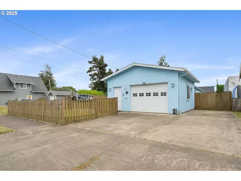 2105 9th St, Tillamook, OR 97141