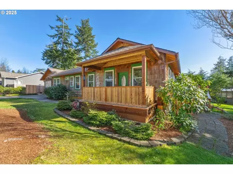 1144 12th St SE, Bandon, OR 97411