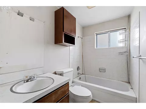 Bath - 1785 SW Battaglia Ave, Gresham, OR 97080 photo 1 of 2