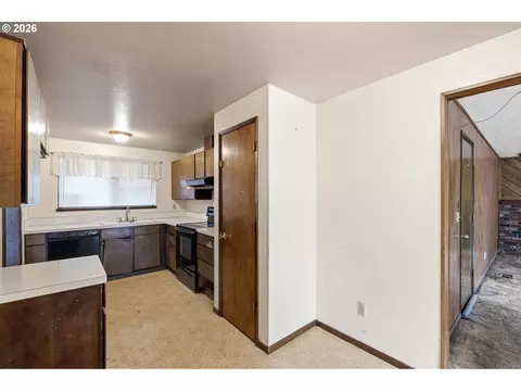 Kitchen - 1785 SW Battaglia Ave, Gresham, OR 97080 photo 4 of 4