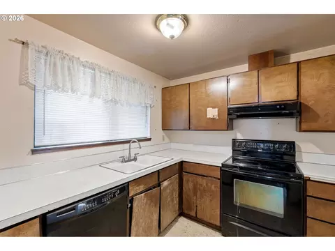 Kitchen - 1785 SW Battaglia Ave, Gresham, OR 97080 photo 1 of 4