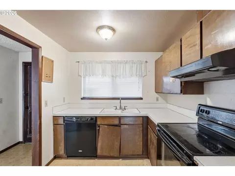Kitchen - 1785 SW Battaglia Ave, Gresham, OR 97080 photo 2 of 4