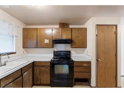 Kitchen - 1785 SW Battaglia Ave, Gresham, OR 97080 photo 3 of 4