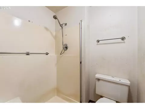 Bath - 1785 SW Battaglia Ave, Gresham, OR 97080 photo 2 of 2