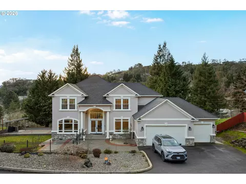 2744 NW Daysha Dr, Roseburg, OR 97471