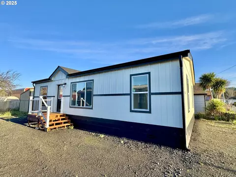 150 N 10th St, Lakeside, OR 97449