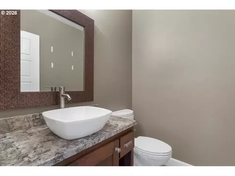 Bath - 3470 Cabernet Ln, Eugene, OR 97404 photo 3 of 4