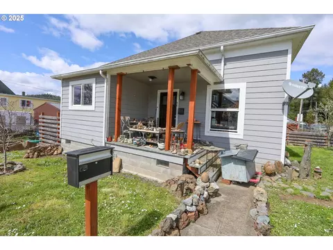 931 Maple St, Myrtle Point, OR 97458