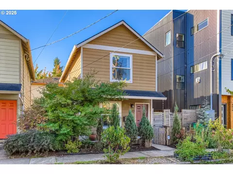 8022 NE Holladay St, Portland, OR 97213