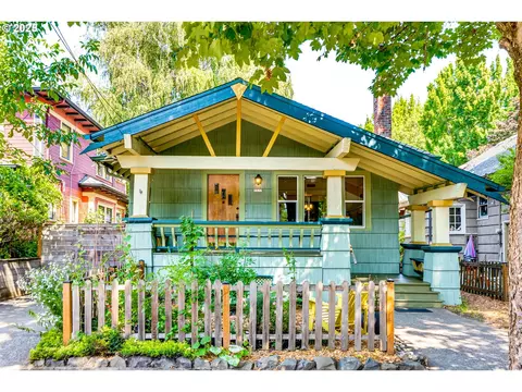 3577 SE Woodward St, Portland, OR 97202