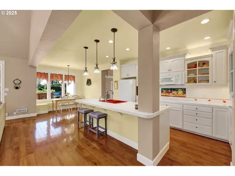 Kitchen - 2011 River Loop 1, Eugene, OR 97404 photo 1 of 6