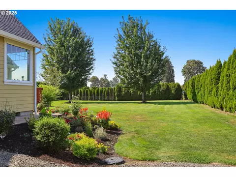 Exterior - 2011 River Loop 1, Eugene, OR 97404 photo 4 of 16