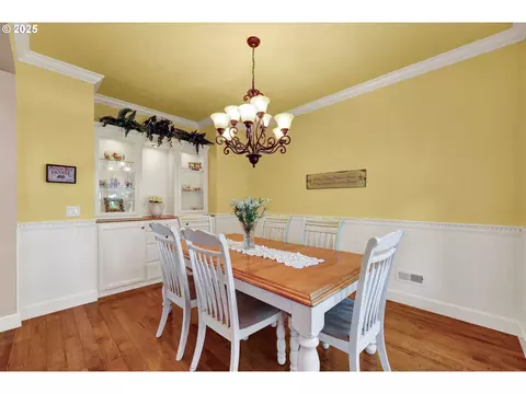 Dining - 2011 River Loop 1, Eugene, OR 97404 photo 1 of 3