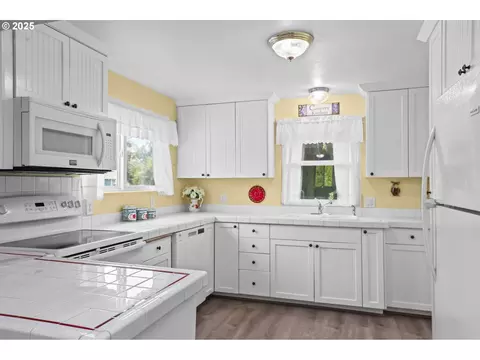 Kitchen - 2011 River Loop 1, Eugene, OR 97404 photo 6 of 6