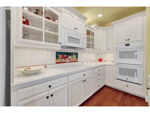 Kitchen - 2011 River Loop 1, Eugene, OR 97404 photo 5 of 6