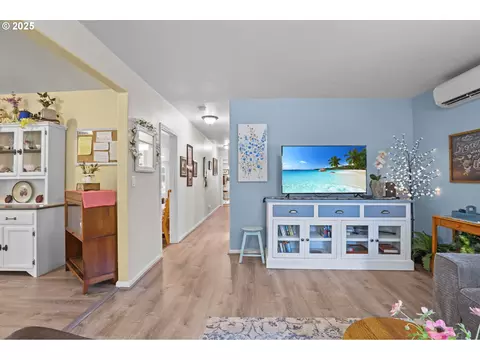 Entry Way - 2011 River Loop 1, Eugene, OR 97404 photo 2 of 2