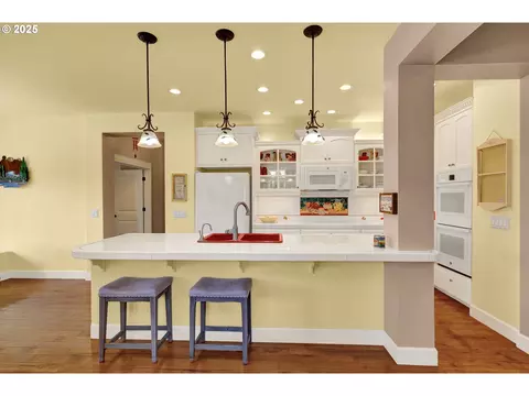 Kitchen - 2011 River Loop 1, Eugene, OR 97404 photo 3 of 6