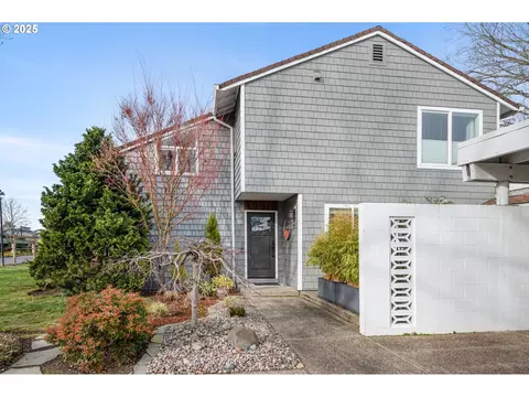 663 N Tomahawk Island Dr, Portland, OR 97217