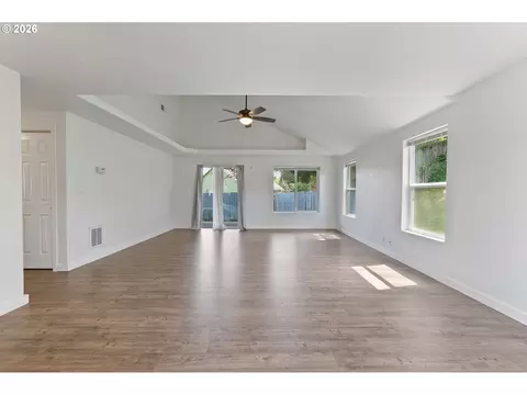 Living - 149 73rd St, Springfield, OR 97478 photo 3 of 5