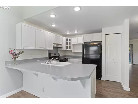 Kitchen - 149 73rd St, Springfield, OR 97478 photo 1 of 3