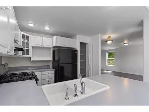 Kitchen - 149 73rd St, Springfield, OR 97478 photo 2 of 3