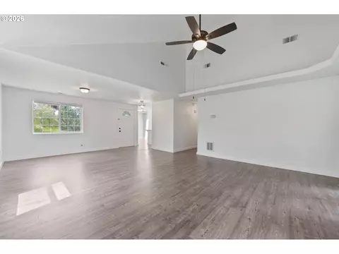 Living - 149 73rd St, Springfield, OR 97478 photo 4 of 5