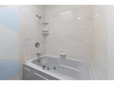 Bath - 149 73rd St, Springfield, OR 97478 photo 2 of 3