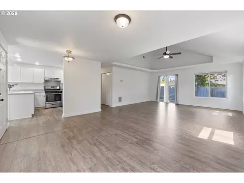 Living - 149 73rd St, Springfield, OR 97478 photo 2 of 5