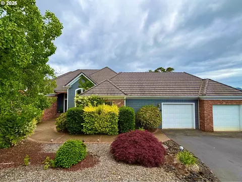 295 Fairway Village Ln, Roseburg, OR 97471