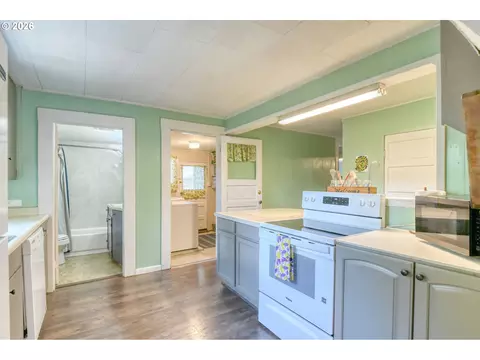 Kitchen - 237 SW 2nd St, Pilot Rock, OR 97868 photo 3 of 5