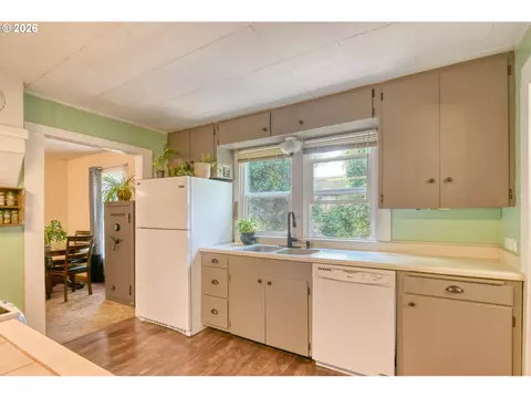 Kitchen - 237 SW 2nd St, Pilot Rock, OR 97868 photo 2 of 5