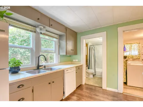 Kitchen - 237 SW 2nd St, Pilot Rock, OR 97868 photo 4 of 5