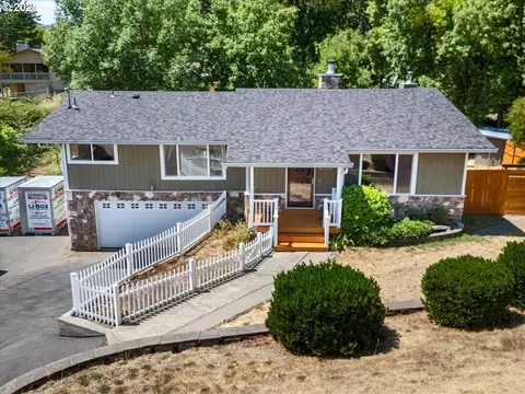 689 Sherwood Dr, Sutherlin, OR 97479