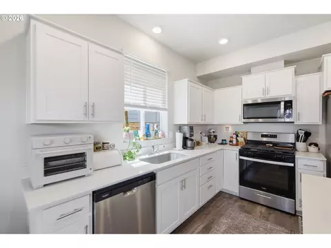 Kitchen - 2611 26th Loop, Springfield, OR 97477 photo 4 of 6