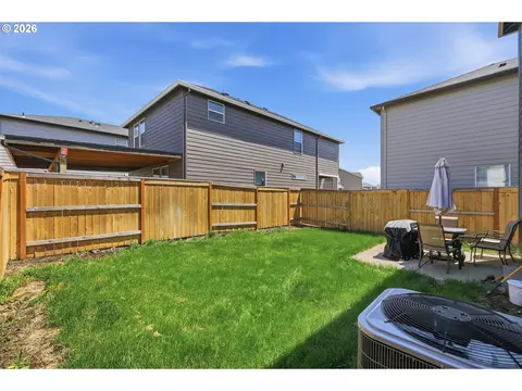 Exterior - 2611 26th Loop, Springfield, OR 97477 photo 4 of 8