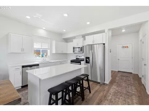 Kitchen - 2611 26th Loop, Springfield, OR 97477 photo 2 of 6