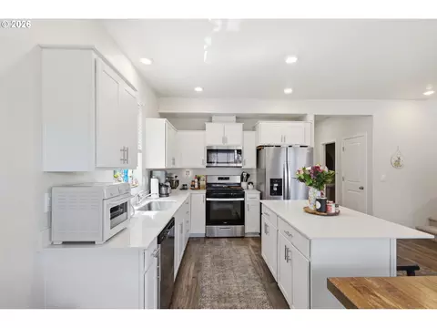 Kitchen - 2611 26th Loop, Springfield, OR 97477 photo 3 of 6