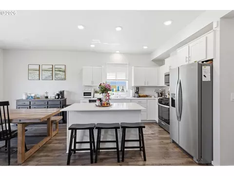 Kitchen - 2611 26th Loop, Springfield, OR 97477 photo 6 of 6