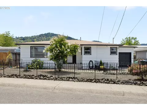 2735 W Sherwood Ave, Roseburg, OR 97471