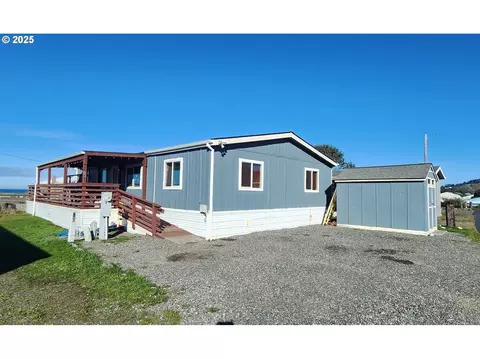 94120 Strahan St #3, Gold Beach, OR 97444