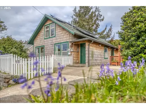 15 SW Cottage St, Newport, OR 97365