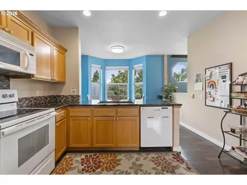 Kitchen - 2571 NW 1st Dr, Gresham, OR 97030 photo 3 of 5