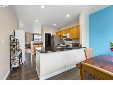 Kitchen - 2571 NW 1st Dr, Gresham, OR 97030 photo 4 of 5