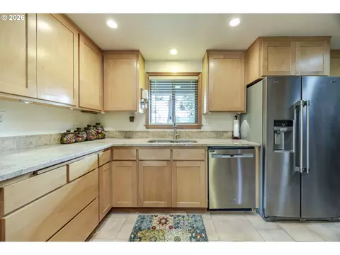 Kitchen - 88313 Millican Rd, Springfield, OR 97478 photo 4 of 7