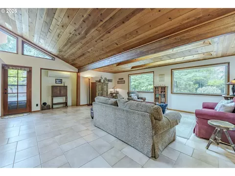 Living - 88313 Millican Rd, Springfield, OR 97478 photo 2 of 3