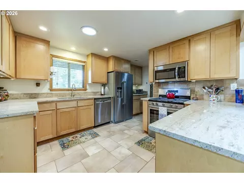 Kitchen - 88313 Millican Rd, Springfield, OR 97478 photo 3 of 7