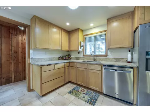 Kitchen - 88313 Millican Rd, Springfield, OR 97478 photo 5 of 7