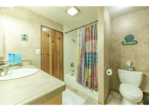 Bath - 88313 Millican Rd, Springfield, OR 97478 photo 1 of 4